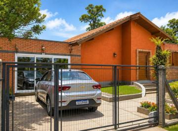 Casa · 160m² · 1 Vaga · CASA À VENDA COM DOIS QUARTOS EM TERRENO AMPLO