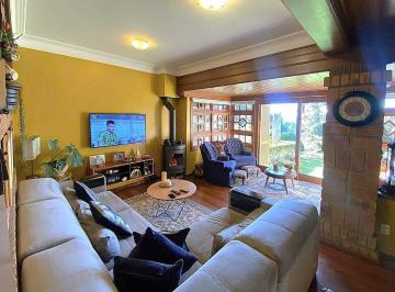 Casa · 190m² · 2 Vagas · CASA COM PISCINA PERTO DO LAGO NEGRO EM GRAMADO