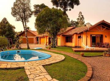 Casa · 300m² · 2 Vagas · CASA À VENDA EM GRAMADO COM PISCINA E 4 SUÍTES
