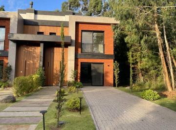 Casa · 135m² · 2 Vagas · CASA GEMINADA