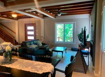 Casa · 225m² · 2 Vagas · CASA EM MEIO A NATUREZA ABUNDANTE