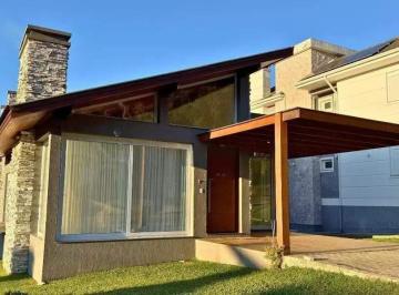Casa · 184m² · 2 Vagas · CASA EM CONDOMÍNIO COM 3 SUÍTES À VENDA