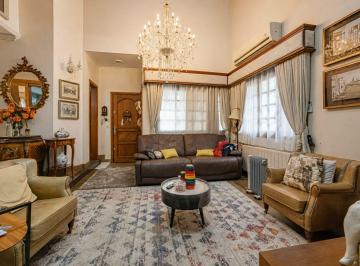 Casa · 270m² · 2 Vagas · CASA À VENDA COM 4 DORMITÓRIOS E PÁTIO PRIVATIVO