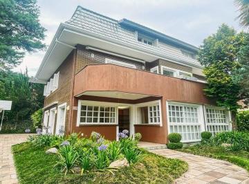 Casa · 180m² · 2 Vagas · CASA À VENDA COM 4 QUARTOS COM PÁTIO