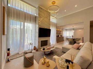 Casa · 220m² · 2 Vagas · CASA MOBILIADA À VENDA NO VALE DAS COLINAS GRAMADO