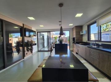 Casa · 225m² · 3 Quartos · 4 Vagas · Casa à venda, 1 suíte, 2 quartos (suíte americana), piscina, planejados e ar