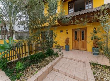 Casa · 281m² · 3 Quartos · 3 Vagas · DISCRETA POR FORA – INCRÍVEL POR DENTRO!! ESTA