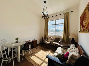 Apartamento · 1 Quarto · Apartamento com 1 quarto, mais dependência mobiliado no Alto-Teresópolis.