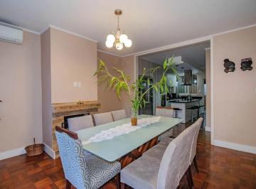 Casa de 5 quartos, Porto Alegre · Casa Reformada com 5 Dormitórios e Amplo Pátio
