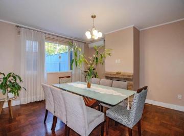 Casa · 178m² · 5 Quartos · 4 Vagas · Casa Reformada com 5 Dormitórios e Amplo Pátio