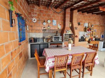 Casa · 107m² · 2 Quartos · 2 Vagas · Casa à venda no Jardim Nova Veneza com área gourmet completa, amplo quintal e jardim em Indaiatuba, 