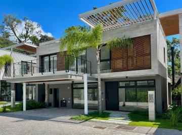 7351e35a43b2ed87b53dba1445d27f855bdd9c2a · Casa com Piscina em Condomínio Fechado na Lagoa da Conceição, em Florianópolis.