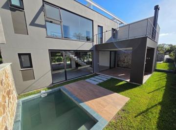 1e0c0f90d67bdaa89b35a5dab625a65a11301ee2 · Casa com Piscina e 3 suítes em Condomínio Fechado na Lagoa da Conceição, em Florianópolis.