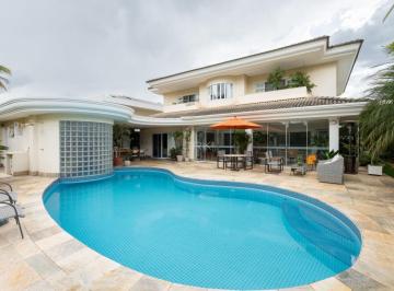 Casa · 442m² · 5 Quartos · 2 Vagas · Se o Lago Paranoá aparece da varanda, a pressa costuma desaparecer junto.