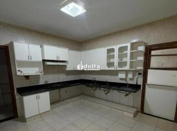 Casa · 360m² · 6 Quartos · 2 Vagas · Casa com 6 quartos sendo 2 suíte disponível para venda no bairro Santa Mônica em Uberlândia-MG