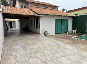 Casa · 217m² · 3 Quartos · 8 Vagas · Casa para venda e aluguel em Centro de 217.45m² com 3 Quartos, 1 Suite e 8 Garagens