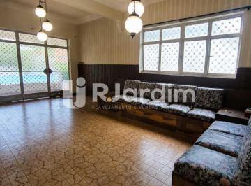 Casa · 60m² · 4 Quartos · 6 Vagas · Casa em Marechal Hermes | Um Verdadeiro Cenário do Cinema Brasileiro