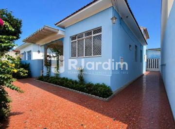 Casa · 60m² · 4 Quartos · 6 Vagas · Casa em Marechal Hermes | Um Verdadeiro Cenário do Cinema Brasileiro