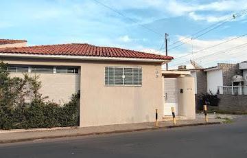 2a478720cccb180294814bccccab10e7e21c6bf9 · Casa com 3 dormitórios à venda, 224 m² por R$ 780.000,00 - Centro - Alfenas/MG