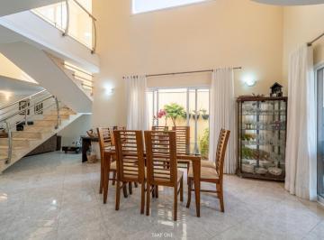 f9bd20b9-d96d-4297-b342-08ca51cb7aa4 · Casa no condomínio Swiss Park para venda com 3 quartos, sendo 3 suítes, 297m²