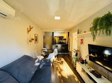 Apartamento · 74m² · 2 Quartos · Apartamento Reformado, Ensolarado e a Poucos Passos da Redenção