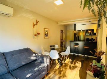 Apartamento de 2 quartos, Porto Alegre · Apartamento Reformado, Ensolarado e a Poucos Passos da Redenção