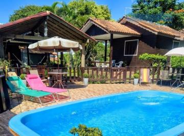 Foto 01 · Aluguel Anual: Chalé de 1 Quarto no Village Garopaba, SC - Condomínio com Piscina e Próximo à Praia