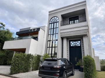 Casa · 150m² · 4 Quartos · 1 Vaga · Casa 4 Quartos com 2 Suítes e 150m² - Beira Rio