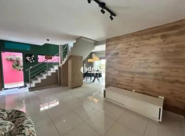 Casa · 250m² · 3 Quartos · 3 Vagas · Casa com 3 quartos sendo 1 suíte disponível para venda no bairro Bosque dos Buritis em Uberlândia-MG