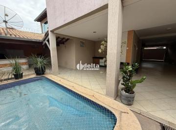 Casa · 250m² · 3 Quartos · 3 Vagas · Casa com piscina aquecida disponível para locação no bairro Santa Mônica em Uberlândia-MG