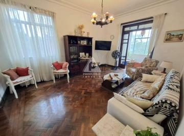 Casa · 331m² · 4 Quartos · 2 Vagas · Santa Teresa: casa de rua, 4 quartos (1 suíte), 2 varandas e 2 vagas. Venda R$ 990 mil.