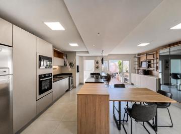Casa · 249m² · 4 Quartos · 2 Vagas · Sobrado em Bom Retiro - Curitiba