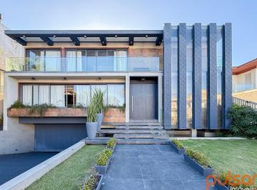 Casa · 494m² · 4 Quartos · 6 Vagas · Casa alto padrão a venda na Lagoa da Conceição, Florianópolis/SC