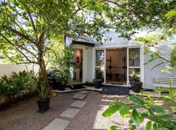 5bcb88c2caad4a04fc059cc9fdbecd509ab27e33 · Casa para Alugar com 3 quartos e churrasqueira no bairro Agronômica em Florianópolis.