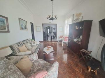 Casa · 331m² · 4 Quartos · 2 Vagas · Santa Teresa: casa de rua, 4 quartos (1 suíte), 2 varandas e 2 vagas. Venda R$ 990 mil.