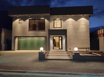 Casa · 330m² · 4 Quartos · 4 Vagas · Casa em Jardim Bela Vista, São José dos Campos/SP de 330m² 4 quartos à venda por R$ 2.900.000,00