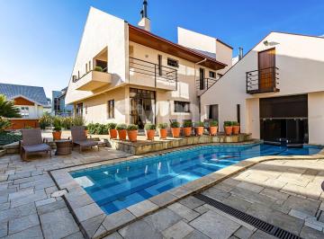 Parte externa com piscina . · Casa à venda - no Seminário