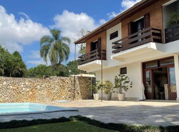 Foto 01 · Linda casa para venda 4 dormitórios e piscina no Condomínio Arujazinho III.