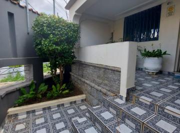 Foto 01 · Casa comercial de esquina para venda no centro de Mogi das Cruzes.