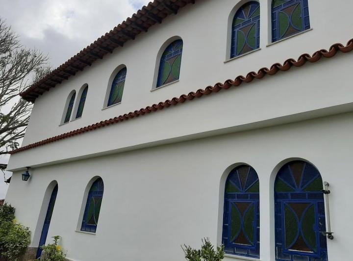 Foto do imóvel - Alugo linda casa em terreno plano com jardim, rua com guarita, casa com 4 quartos, sendo 1.