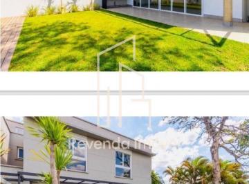 Casa · 424m² · 4 Quartos · 4 Vagas · Casa de luxo com 4 Suites, 4 Vagas, Piscina e muito verde!