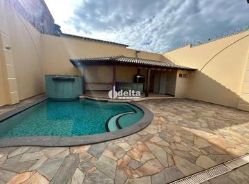 Casa · 565m² · 3 Quartos · 4 Vagas · Casa residencial com 3 suítes disponível para venda no bairro Saraiva em Uberlândia-MG