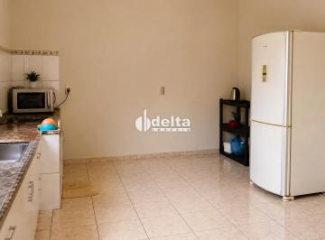 Casa · 250m² · 3 Quartos · 2 Vagas · Casa com 3 quartos sendo 1 suíte  disponível para locação no bairro Santa Mônica em Uberlândia-MG.