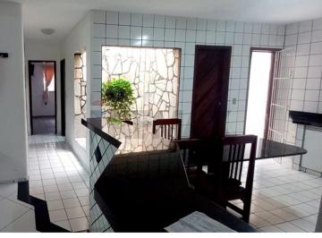 Casa · 450m² · 6 Quartos · 4 Vagas · "Refúgio de Luxo em Lagoa Nova: Invista Já!"