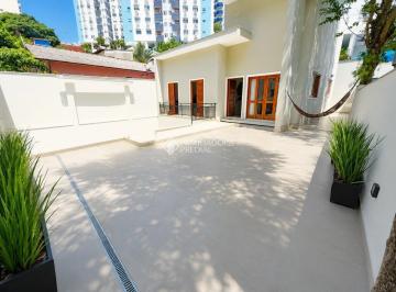 Casa · 98m² · 3 Quartos · 2 Vagas · Residência com 98m² de área privativa, desenvolvida para proporcionar confort