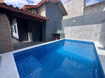 Casa de 2 quartos, Itanhaém · Casa Geminada com Piscina e Suíte a Apenas 400 Metros da Praia no Jamaica