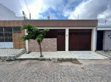 Casa de 3 quartos, Caruaru · Casa de 150 m² com 3 quartos à venda no bairro Indianópolis