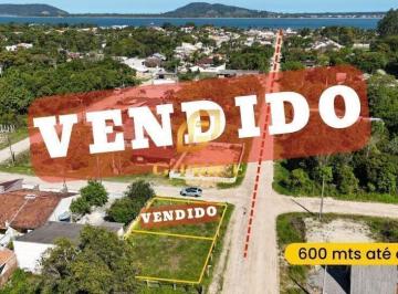 Terreno · 180m² · Excelente Terreno de Esquina Cercado no Nível da Rua Apenas 600 Mts do Mar