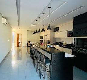 Casa · 203m² · 3 Quartos · 2 Vagas · Casa com 3 dormitórios para alugar, 203 m² por R$ 8.000,00/mês - Giardino San Marco - Maringá/PR