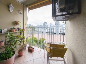 11 · Apartamento no Cristal, 2 dormitórios, sacada, vaga de garagem coberta a poucos metros do Barra Shop